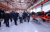 Премьер-министр осмотрел производственные мощности предприятия по выпуску сельскохозяйственной техники. 